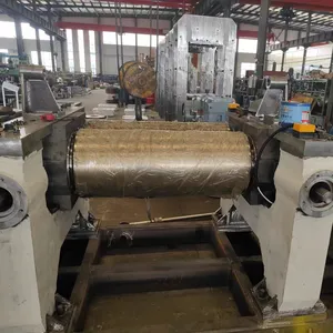 Rubber mixing mill with stock blender