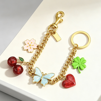 Breloque de sac papillon cerise mignonne, pendentif cœur trèfle Sakura, chaîne porte-clés, décoration de sac à main esthétique douce, accessoires pour femmes