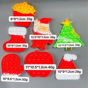 Giocattolo antistress in silicone a bolle da premere a tema natalizio 2026 di tendenza, con Babbo Natale, guanti, calze e albero, ideale come regalo per le feste - Product Image 4