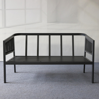 Ensemble de salon d'extérieur élégant et minimaliste, 4 pièces, canapé et chaises avec détails en corde, coussins beige moelleux et table basse en métal noir