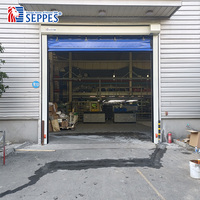 Porte suspendue superposable en PVC HSD-120 pour entrepôts extérieurs, sites industriels à fort trafic de chariots élévateurs, nécessitant des portes durables