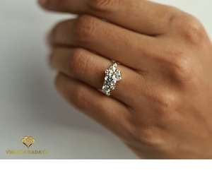 แหวนเพชรเม็ดเดี่ยวทรงคลัสเตอร์ 1.4 กะรัต ได้รับการรับรองจาก IGI ผลิตจากเพชรเพาะเลี้ยง ตัวเรือนทองคำแท้ 18K ดีไซน์หรูหรา ของขวัญสุดพิเศษสำหรับเธอ - Product Image 3