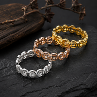 Bague classique d'inspiration asiatique avec pièce de monnaie ancienne, anneau poli à trou carré, en acier inoxydable, disponible en Or, Or rose et Argent, au design culturel