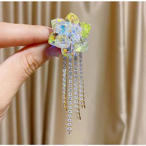 XILIANGFEIZIハイエンド女性用の誇張されたブローチパーソナライズされた真鍮オーストリアクリスタル花柄ブローチジルコンタッセル付き - Product Image 2