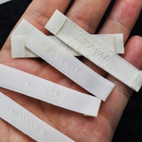 Étiquettes de vêtements haut de gamme en tissu tissé, découpées au laser, imprimées avec logo personnalisé, écologiques, ton sur ton, sur mesure, en rouleau, avec col étroit cousu