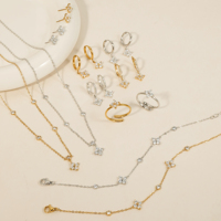 CLIORO Ensemble de bijoux élégant et délicat en zircon cubique trèfle à quatre feuilles, hypoallergénique, anti-ternissement, étanche, pour femme