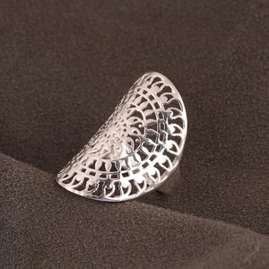 Anello in Metallo a Forma di Girasole Traforato, Gioiello da Dito in Stile Vintage Britannico, Nuova Collezione, Fornitura di Fabbrica - Product Image 6
