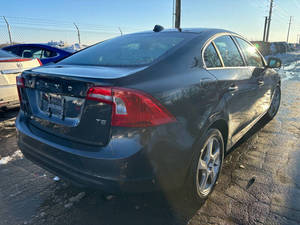 Vente en gros – Volvo S60 T5 4 portes berline automatique 2012 avec régulateur de température, sièges en cuir, écran tactile, radio, toit ouvrant, caméra de recul et feux LED 8 - Product Image 6