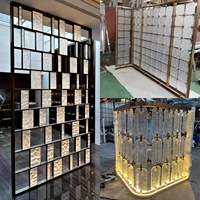 Lampadaire de luxe moderne en cristal K9, séparateur de pièce, cadre métallique, écran en verre texturé, taille personnalisable pour projets hôteliers et villas