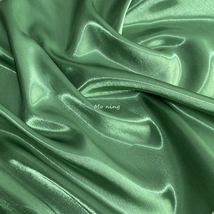 Tissu <span class=keywords><strong>satin</strong></span>é brillant effet <span class=keywords><strong>eau</strong></span> liquide, tissu doux et lisse effet métal brillant, tissu de doublure brillant pour robe de mariée en soie cristalline - Product Image 4