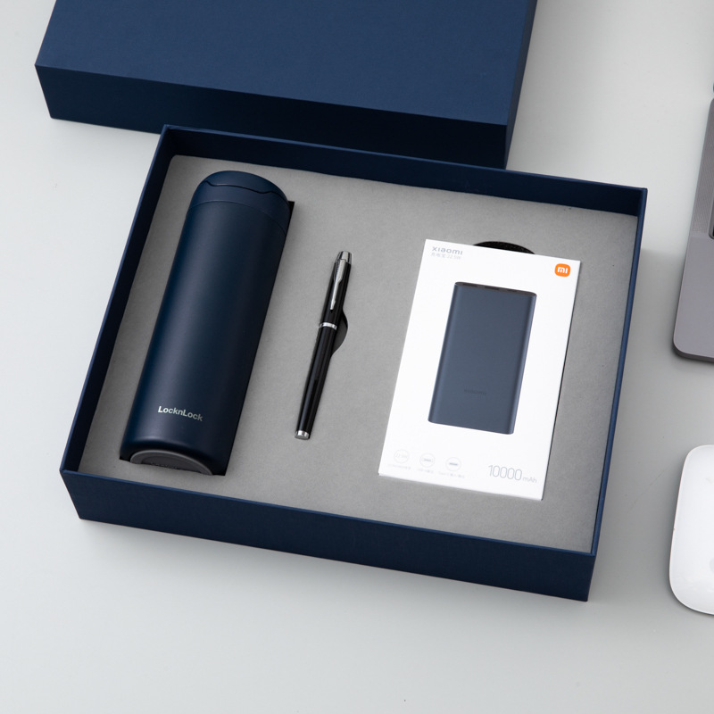 Taza con cierre azul marino + bolígrafo + batería externa