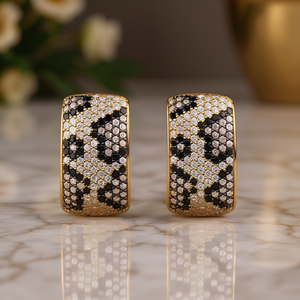 Orecchini a Perno Dorati E4599 per Donna, Gioielli di Lusso con Diamanti Geometrici, Micro Incastonatura con Taglio Brillante Rotondo - Product Image 2