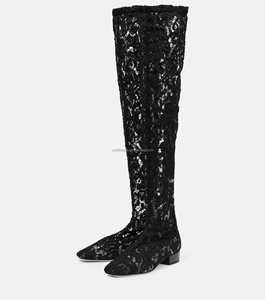 Botas de Encaje Negras para Mujer con Tacón de Bloque y Suela de Cuero de Lujo, Botas Altas hasta la Rodilla con Punta Cuadrada y Tela Elástica de Encaje - Product Image 2
