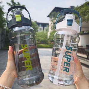 Bouteille d'eau de sport grande capacité 2L, résistante aux hautes températures, portable avec <span class=keywords><strong>paille</strong></span> pour le fitness et l'exercice - Product Image 1