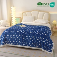 Plaid doux et chaud en flanelle double couche avec motif festif, utilisable toute l'année pour la maison et la chambre