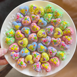 Venta al por mayor a mano corazón dibujado garabato DIY accesorios acrílico dibujos animados cuentas con agujeros lindo lazo para el pelo y decoraciones de la caja del teléfono - Product Image 4