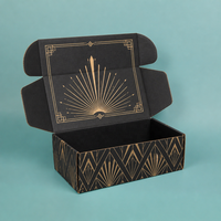 Caja de Envío Corrugada con Logotipo Personalizado, Diseño Art Deco Geométrico en Negro y Dorado, Impresión a Todo Color en el Interior, Caja de Regalo de Lujo