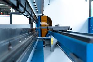 מכירה ישירה מהמפעל של מכונת כיפוף פחים CNC עם כוח כיפוף של 40 טון/1600 מ\\\"מ, 50 טון/1600 מ\\\"מ, 100 טון/3200 מ\\\"מ, 170 טון/3200 מ\\\"מ - Product Image 3