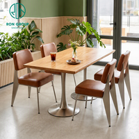Chaise Ron Group en cuir marron avec structure métallique et table rectangulaire en bois – Mobilier commercial pour restaurant, café et salon de thé