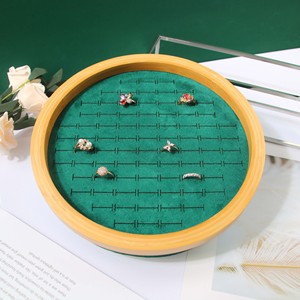 Plateau de présentation rond en bambou avec fentes en velours pour la présentation de bijoux en boutique et l'affichage de bagues en magasin - Product Image 3