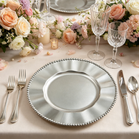 Assiette de présentation contemporaine en plastique PP réutilisable de 33 cm avec perles pour décorations de table de mariage ou de douche nuptiale