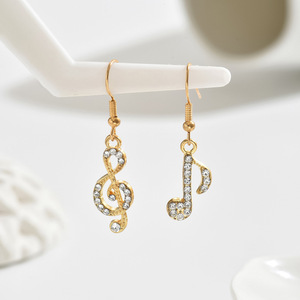 Boucles d'oreilles en strass étincelants, élégantes, luxueuses et uniques ; note de musique asymétrique géométrique minimaliste en strass - Product Image 3
