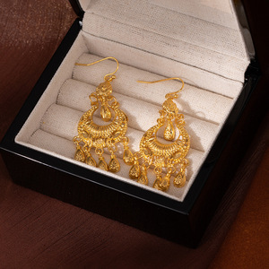 Boucles <span class=keywords><strong>d</strong></span>'oreilles pendantes vintage en alliage électroplaqué avec pampilles florales, style antique, <span class=keywords><strong>d</strong></span>élicates, de luxe, audacieuses et de niche pour femme - Product Image 2