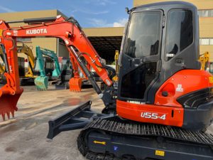 Excavadora de cadenas Kubota U55‑4 usada en buen estado, máquina de 5.5 toneladas fabricada en Japón para preparación de terrenos de viñedos y eliminación de raíces - Product Image 2