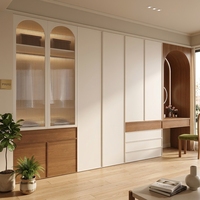 Armoire de chambre à coucher en composite de bois rainuré vertical, finition crème mate, avec étagères ouvertes pour livres, idéale pour bureau à domicile