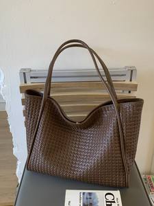 Un bolso de mano de cuero desmontable de gran capacidad con un diseño sencillo y un cierre de cremallera de fácil aplicación. - Product Image 2