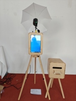 Photomaton vintage en chêne massif double face avec contrôle tactile pour smartphones, support réglable en hauteur, compatible flash et imprimante, livré en flight case