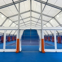 Structure modulaire de formation en padel en plein air pour plusieurs terrains de padel dans un club sportif