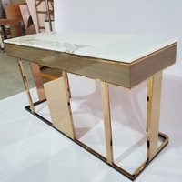 Table console minimaliste avec plateau en marbre et insert en cuir blanc, finition brillante, pieds en acier inoxydable, mobilier de salle à manger d'hôtel