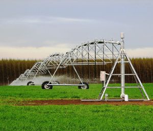 Máquina de riego por pivote agrícola de precisión con gestión remota del agua, sensores de suelo y sistema de paneles solares - Product Image 1