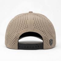Casquette de golf de performance en gros, avec logo personnalisé en patch de caoutchouc, casquette de baseball à 5 panneaux avec trous découpés au laser, casquette trucker perforée avec cordon