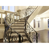 Balustrade d'escalier courbée en fer forgé ornemental classique de Géorgie avec main courante à volutes pour intérieur résidentiel haut de gamme