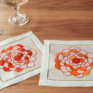 Servilletas de Cóctel de Lino Crimson Peony – Servilletas Reutilizables 100% Lino Natural, Diseño Floral de Lujo para Bar, Fiesta - Product Image 1