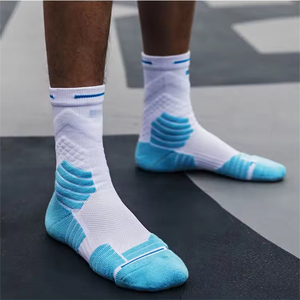 Chaussettes de sport personnalisées en gros pour hommes, épaisses et rembourrées, avec semelle en tissu éponge, pour le basketball, la course et l'entraînement - Product Image 1