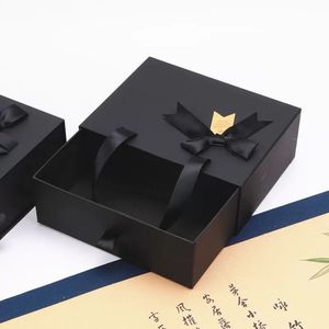Caja de Regalo Personalizada de Cartón con Diseño de Avión, Grabado en Relieve, Laminado Mate, Recubrimiento UV, Materiales Reciclados, Cierre Magnético - Product Image 3