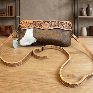 Sac bandoulière vintage chic bohème et western en cuir de vachette à poils, motif floral, avec deux sangles et long pompon - Product Image 2