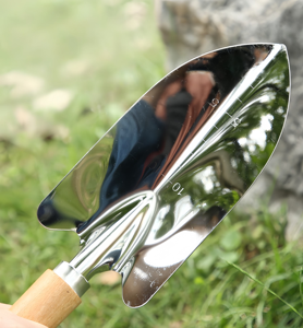 Ensemble de 5 outils de jardinage manuels robustes en acier inoxydable avec manche en bois, comprenant une truelle, un râteau et un désherbeur, pour la récolte à la maison et au jardin - Product Image 3