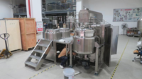Ligne de production pour la fabrication de produits cosmétiques liquides et d'articles de toilette, cuve de mélange pour shampoing liquide industriel sur plateforme
