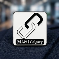 Badge Métallique Irrégulier Personnalisé en Alliage de Zinc de Haute Qualité MAC Calgary, Émaillé Doux Antique Électroplaqué pour Employés