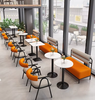 Ensemble de meubles personnalisés modernes et minimalistes, chaise de banquet marron, table carrée en bois pour restaurant, hôtel, café et salon de thé
