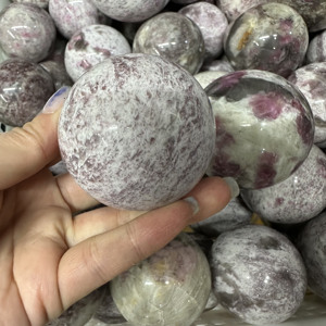 Bola de cristal de roca de piedra curativa pulida Natural al por mayor flor de ciruelo esfera de cristal de turmalina Rosa fengshui para Decoración - Product Image 2