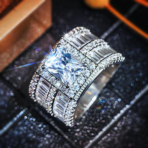 Anello da Donna T0865 in Oro Bianco con Diamante Taglio Radiant, Colore D Naturale, Pietre Laterali a Baguette, Gioiello per Fidanzamento - Product Image 2