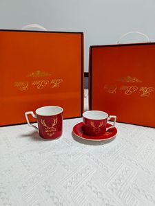 ชุดถ้วยกาแฟและจานรองเซรามิกเนื้อละเอียดลายดอกไม้สไตล์วินเทจ พร้อมช้อน บรรจุในกล่องของขวัญสุดหรู เหมาะสำหรับงานแต่งงานหรือวันเกิด - Product Image 6