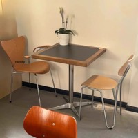 Table de salle à manger commerciale moderne en bois massif avec plateau en pierre et chaises en acier inoxydable – Table carrée