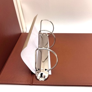 Raccoglitore ad anelli a D da 2 pollici in pelle PU marrone personalizzato <span class=keywords><strong>formato</strong></span> <span class=keywords><strong>A4</strong></span> con design a rilievo - Product Image 3