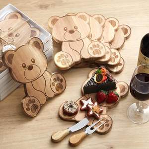 Souvenirs de mariage, cadeaux de mariée, cadeaux de fête, planche à découper en bois personnalisable, design mignon, écologique, compatible lave-vaisselle - Product Image 1